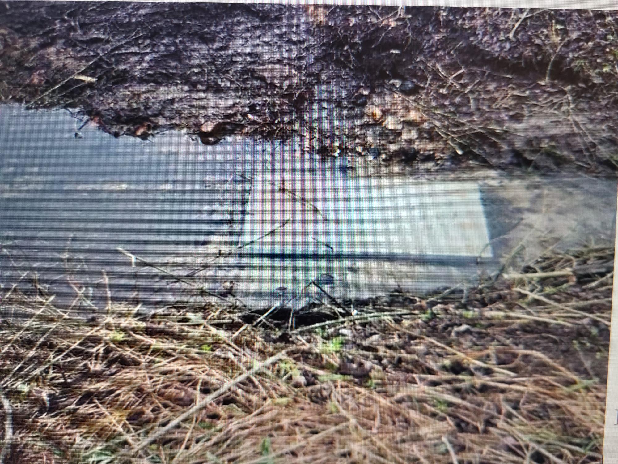 Gelžbetoninių plokščių įrengimas grioviuose(virš elektros kabelio)